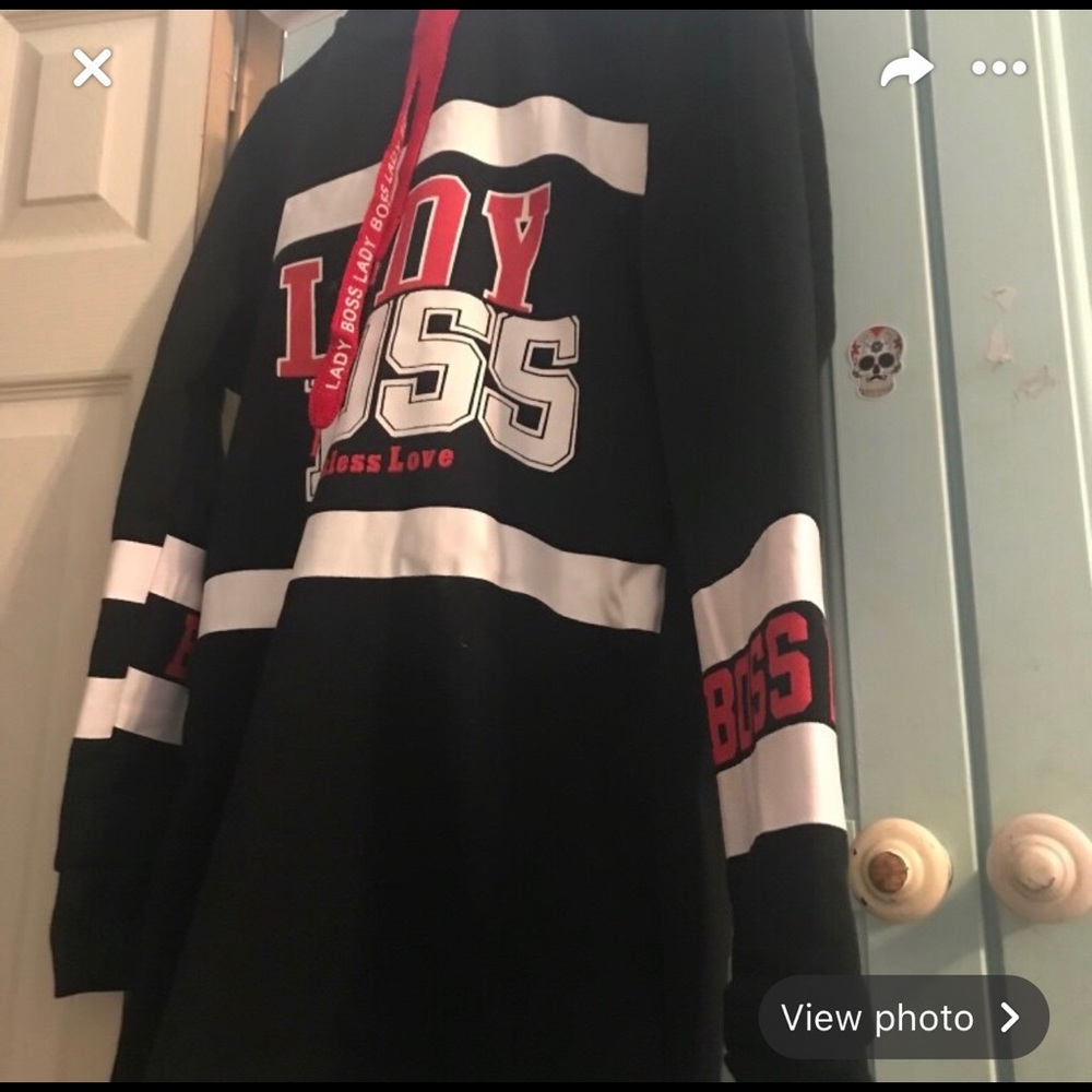 Black hoodie brand new it didn’t fit me